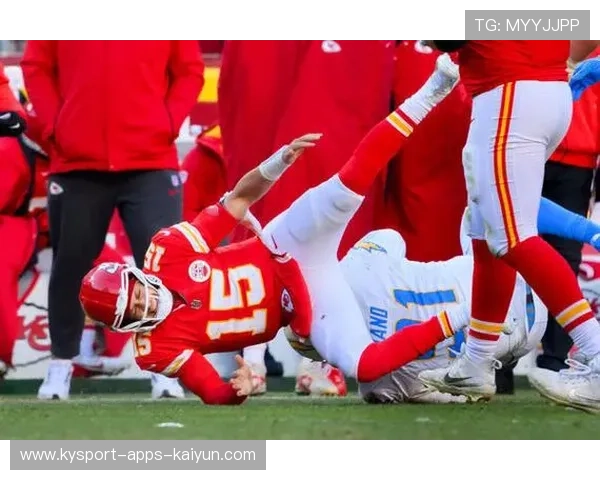 NFL 四分卫被撞飞一米！慢镜吓坏网友