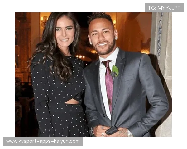 内马尔与女友合体出席公开活动，甜度破表